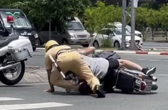 CSGT quat nga, dap nguoi vi pham: Truong hop nao duoc tran ap bang vu luc?-Hinh-2