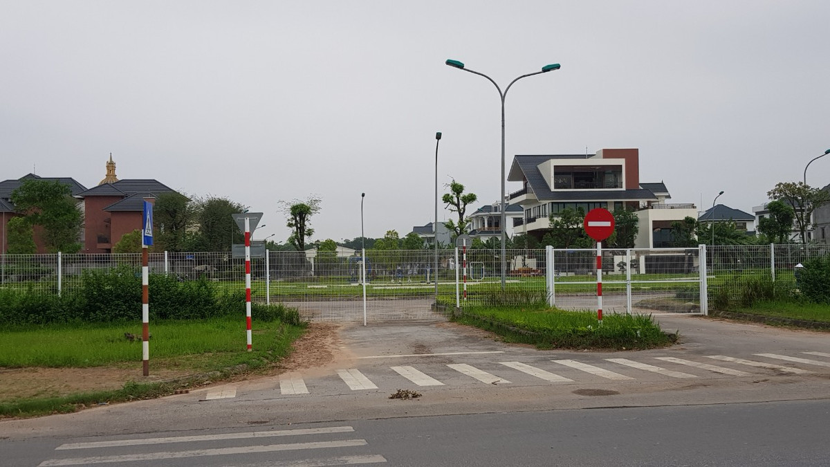 Lối vào, chủ đầu tư để cổng nhưng luôn đóng kín.