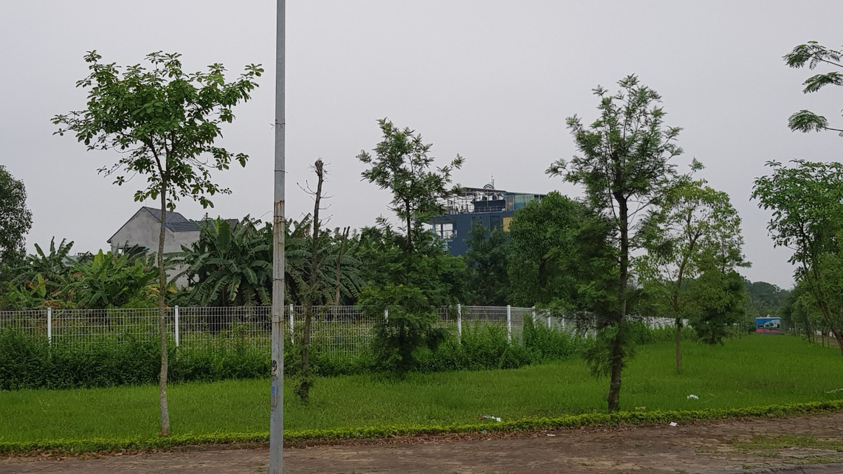 Người dân đi qua khu vực này tỏ ra băn khoăn trước việc rào tường quây khu biệt thự của chủ đầu tư dự án.