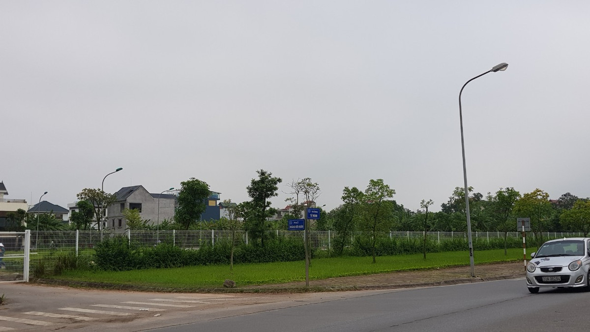 Mặt phía đường đôi Tứ Minh cũng được rào kín.