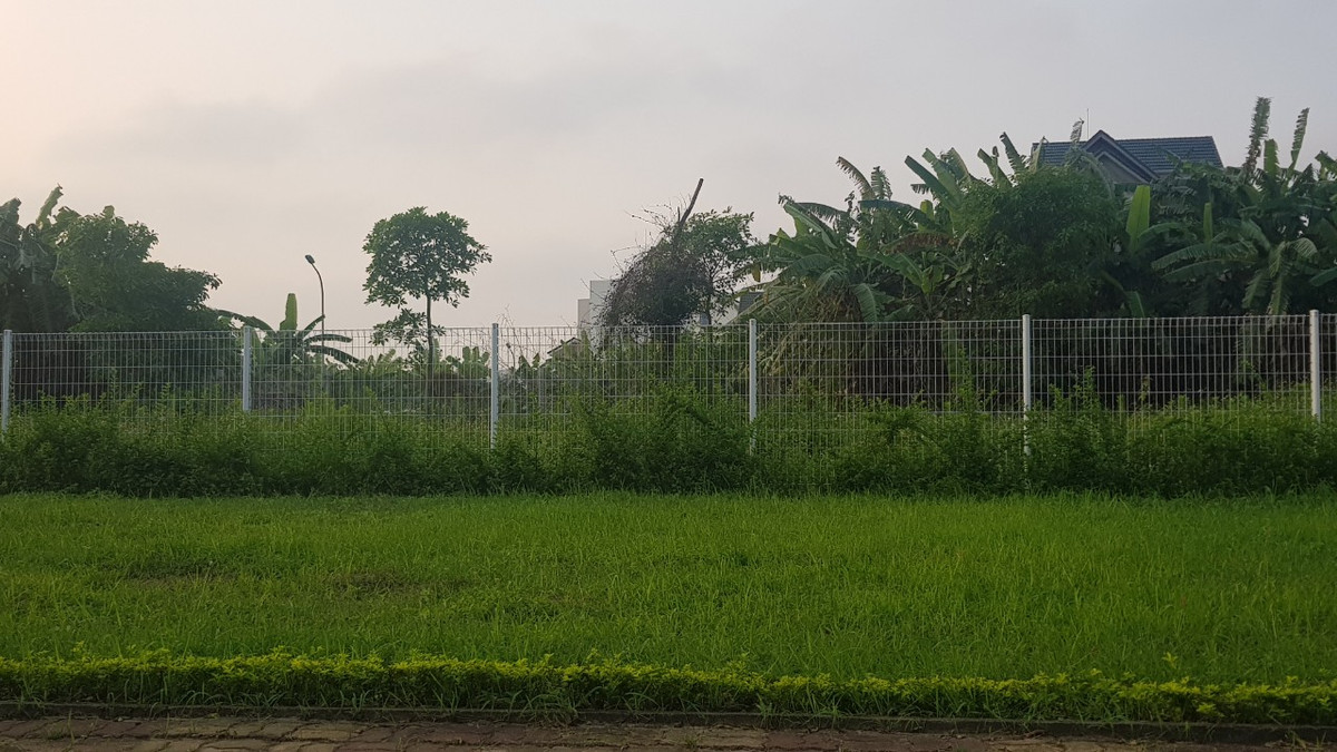 Trong khu biệt thự có hàng chục hộ dân đang sinh sống và đi lại bằng cổng chính.