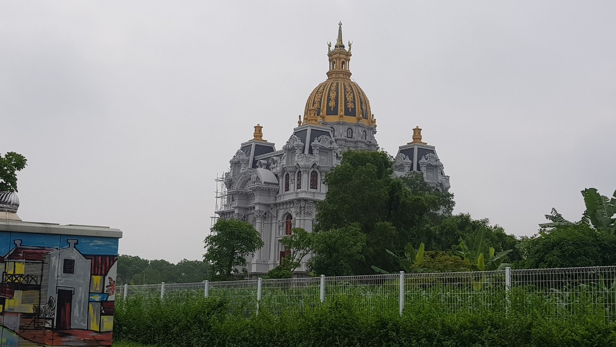 Nổi bật trong khu biệt thự được quây tường rào là công trình tòa lâu đài đồ sộ đang được xây dựng.