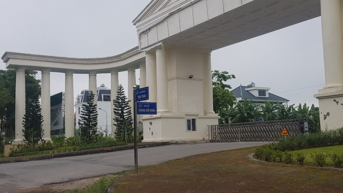 Hải Dương: Khu biệt thự cao cấp có tòa lâu đài “khủng” được rào kín Hai Duong: Khu biet thu cao cap co toa lau dai “khung” duoc rao kin