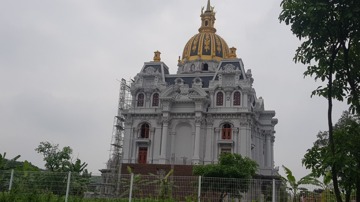 Chắc hiếm ở nơi nào trên cả nước có cảnh một khu biệt thự cao cấp được quây kín bằng tường rào như này.