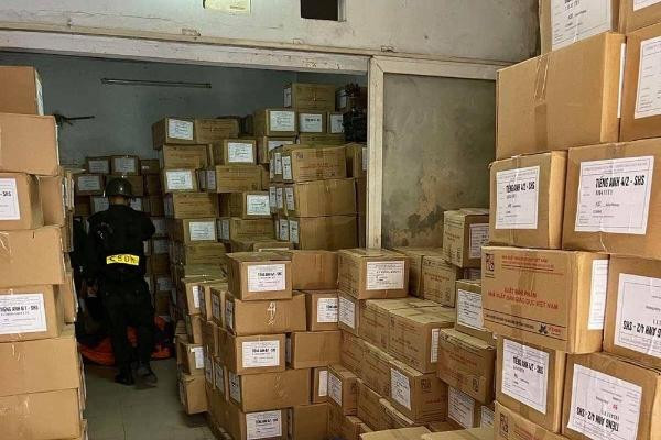 Khởi tố 22 bị can vụ án Công ty Phú Hưng Phát: Ngày 6/4, Cơ quan CSĐT Bộ Công an khởi tố bị can đối với 22 đối tượng, cùng về tội danh “Sản xuất, buôn bán hàng giả” thuộc nhóm in ấn, làm tem giả, gia công và tiêu thụ sách giả. Trong đó có 3 bị can Văn Thị Hiền - chủ Nhà sách Hiền Long, Đỗ Văn Được - chủ Shop Bống &amp; Bin) và Phan Thị Thanh Thoan (giáo viên) bị bắt giam. 19 người còn lại bị cấm rời nơi cư trú. Các đối tượng đã có hành vi giúp sức cho đối tượng chủ mưu Cao Thị Minh Thuận, Giám đốc Công ty Phú Hưng Phát, chủ Nhà sách Minh Thuận sản xuất, buôn bán hàng giả hoặc mua sách giả với số lượng đặc biệt lớn để bán thu lời.