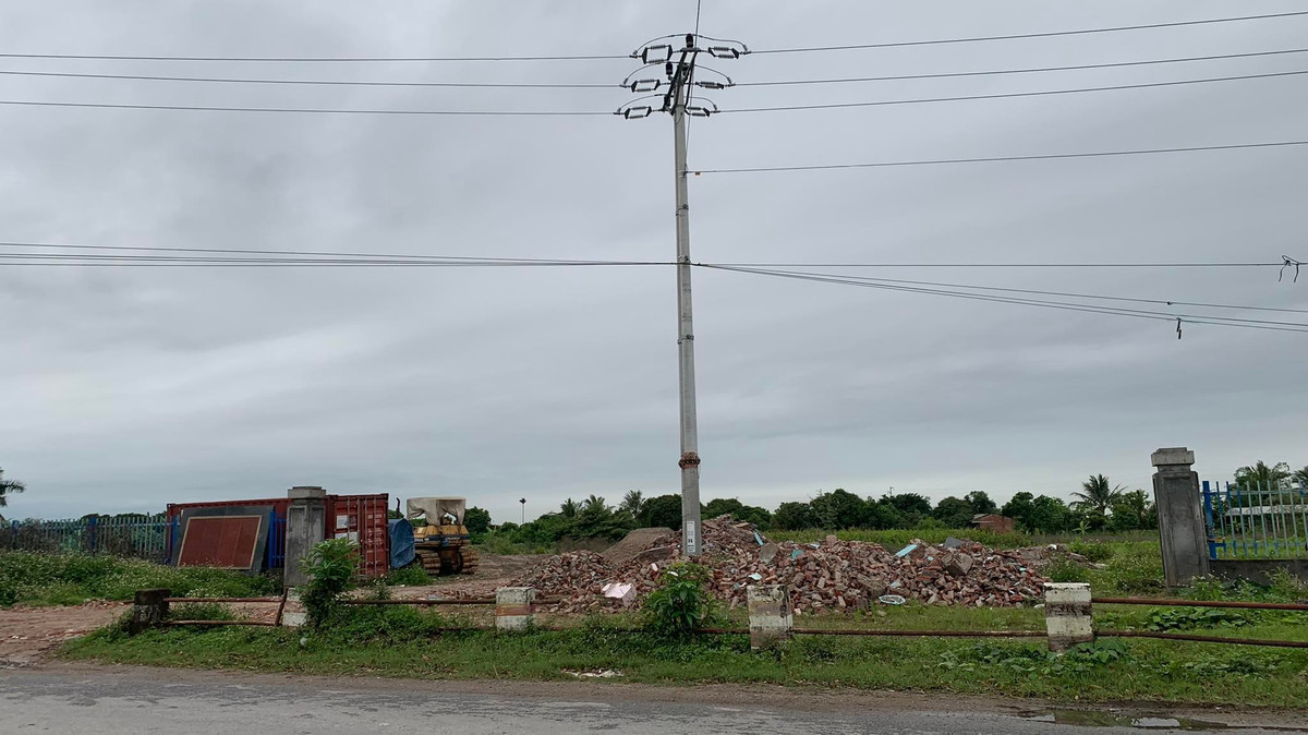 Ngày 15/4, anh Huỳnh thuê Phạm Văn Tùng thực hiện việc san lấp đất tại thửa đất trên để thi công công trình dù chưa được cấp phép xây dựng. Chiều cùng ngày, Tùng điều động lái xe và phương tiện của công ty để chở vật liệu san lấp vào vị trí thửa đất trên, trong đó có Mạnh là nhân viên lái máy xúc. 