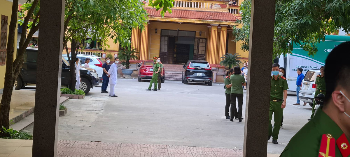 Trường hợp không có sự thỏa thuận giữa người có chức vụ quyền hạn với người của doanh nghiệp về việc dùng tiền để mua chuột cán bộ thì sẽ không xử lý về tội đưa hối lộ và nhận hối lộ. Tuy nhiên, nếu có hành vi thỏa thuận về việc đưa tiền để thực hiện công việc theo yêu cầu thì đây là hành vi đưa hối lộ và nhận hối lộ. Hành vi này có thể cấu thành một tội độc lập.