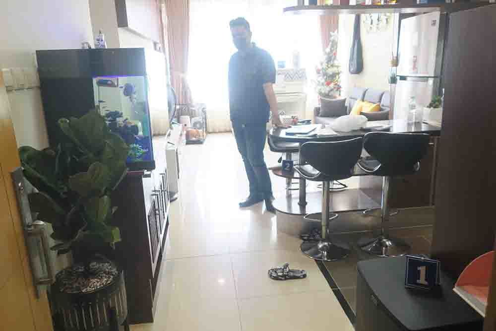 Đến ngày 22/12/2021, bé A. bị hành hạ dã man trong khoảng 4 tiếng trước khi tử vong. Thái khai ngày hôm đó đi làm, không chứng kiến việc Trang đánh con. Khi về nhà, thấy con ngất lịm, Thái làm những động tác sơ cứu nhưng cảm nhận con không còn phản xạ nên đưa đi bệnh viện. Trong thời gian chờ cấp cứu ở bệnh viện, Trang có kể cho Thái biết việc đánh bé V.A. Tuy nhiên, Thái không trình báo, không tố giác, mà còn vào ứng dụng điện thoại kết nối camera trong nhà chung cư, xóa dữ liệu camera.