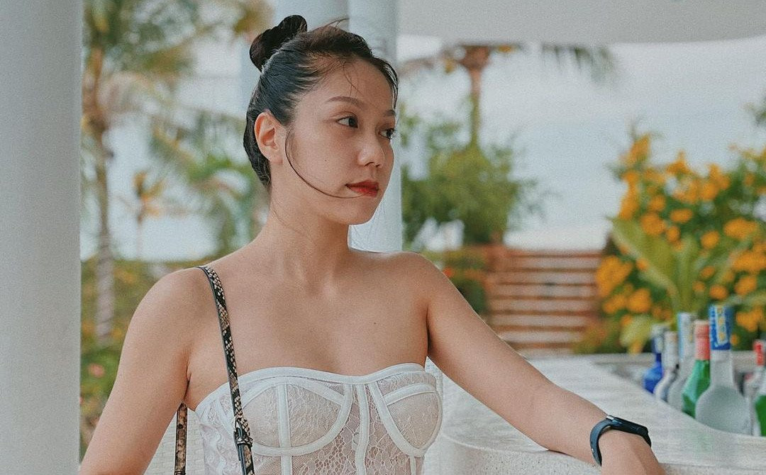 Phục hồi camera ghi nhận hình ảnh những ngày tháng trước đó, cảnh sát phát hiện, Trang nhiều lần bạo hành, đánh đập bé và đều có sự chứng kiến của Thái nhưng Thái không can ngăn. Thái cũng thừa nhận đã nhiều lần chứng kiến con gái mình bị Trang đánh, chính Thái cũng có lần cầm cây đánh con. Thái biết Trang dùng roi, cây để đánh con mình nhiều lần, gây thương tích ở một số vùng nguy hiểm trên cơ thể nhưng Thái không nghĩ đến hậu quả xảy ra nên vẫn để Trang “dạy dỗ” con mình.