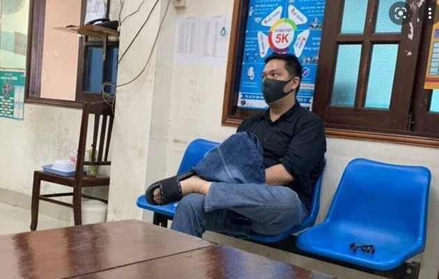 Dựa trên căn cứ kết luận giám định pháp y tử thi của Phòng Kỹ thuật hình sự Công an TP HCM, Cơ quan CSĐT thông báo nguyên nhân chết của cháu A. bị phù phổi cấp và trên người có nhiều vết bầm cũ, mới khác nhau. Sau đó, cơ quan CSĐT lần lượt khởi tố, bắt tạm giam Trang và Thái. Trang bị khởi tố, điều tra hai tội hành hạ người khác và giết người; Thái bị khởi tố, điều tra hai tội hành hạ người khác và che giấu tội phạm. 