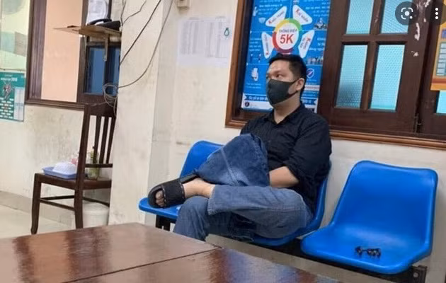 Dựa trên căn cứ kết luận giám định pháp y tử thi của Phòng Kỹ thuật hình sự Công an TP HCM, Cơ quan CSĐT thông báo nguyên nhân chết của cháu A. bị phù phổi cấp và trên người có nhiều vết bầm cũ, mới khác nhau. Sau đó, cơ quan CSĐT lần lượt khởi tố, bắt tạm giam Trang và Thái. Trang bị khởi tố, điều tra hai tội hành hạ người khác và giết người; Thái bị khởi tố, điều tra hai tội hành hạ người khác và che giấu tội phạm. 