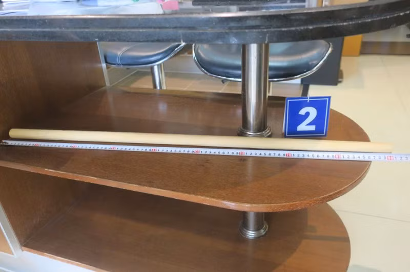 Kết luận điều tra nêu rõ, ngày 22/12/2021, Trang sử dụng cây gỗ tròn (dài 90cm, đường kính rộng 2,2cm) là hung khí nguy hiểm. Đồng thời dùng tay, chân đánh đập liên tục lên cơ thể của cháu A trong khoảng thời gian 4 giờ liên tiếp khiến cháu tử vong.