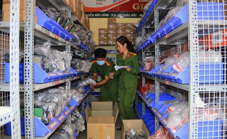 Cơ quan điều tra đang tiến hành khám xét các kho hàng của Trần Trí Mãnh