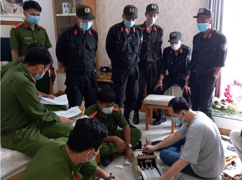 Điều tra một số tiệm vàng trên địa bàn thành phố Châu Đốc có tham gia đường dây buôn lậu của Mười Tường, cơ quan điều tra cũng đã xác định các tiệm vàng này có dấu hiệu trốn thuế, điển hình như: tiệm vàng Trương Hưng từ năm 2014 đến năm 2020 không kê khai nộp thuế theo quy định tổng số tiền gần 9.000 tỷ đồng; tiệm vàng Trương Liêm từ năm 2014 đến năm 2020 không kê khai nộp thuế theo quy định tổng số tiền hơn 3.600 tỷ đồng.