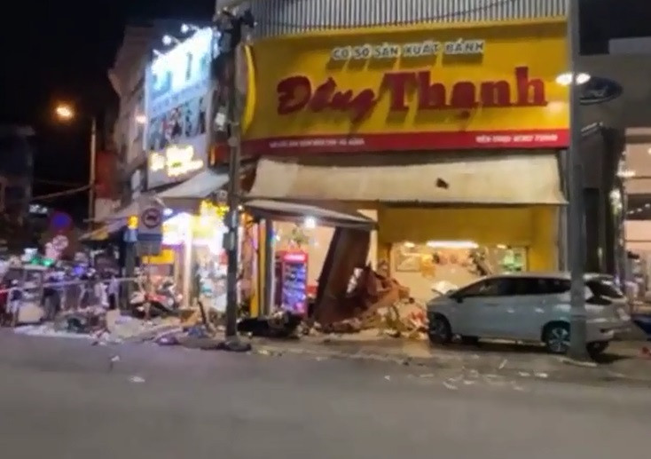 Xe 7 chỗ lao tiệm bánh mì ở Đà Nẵng, nhiều người bị thương - Hình 2 Xe 7 cho lao tiem banh mi o Da Nang, nhieu nguoi bi thuong-Hinh-2