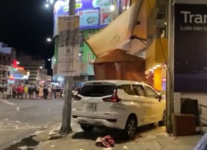 Khi đến nút giao thông hầm chui Điện Biên Phủ, ô tô này rẽ hướng về phía đường Lê Độ (quận Thanh Khê) rồi đâm thẳng vào tiệm bánh mì Đồng Thạnh nằm trên đường Điện Biên Phủ.