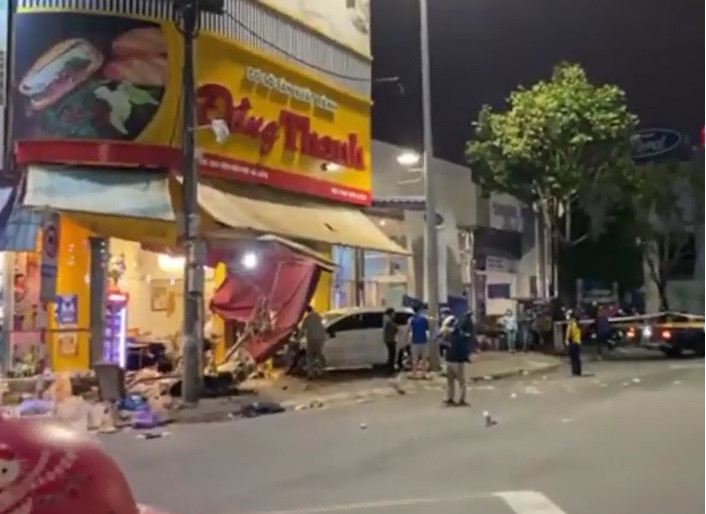 Trường hợp nếu vụ tai nạn gây hậu quả là thiệt hại về tài sản từ 100 triệu đồng trở lên hoặc có nạn nhân thương tích từ 61% trở lên hoặc có nạn nhân tử vong, tài xế sẽ bị truy cứu trách nhiệm hình sự với khung hình phạt là phạt tù từ 3 năm đến 10 năm theo quy định tại khoản 2, Điều 260 Bộ luật hình sự nêu trên. 