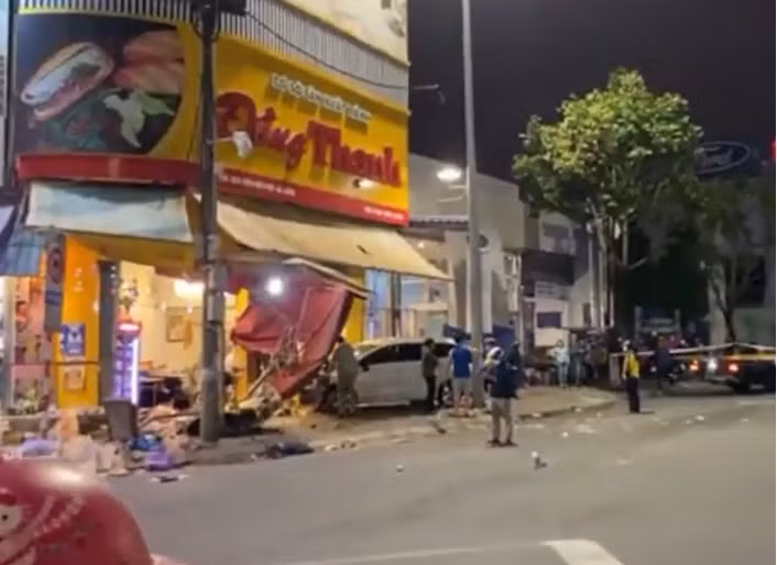 Trường hợp nếu vụ tai nạn gây hậu quả là thiệt hại về tài sản từ 100 triệu đồng trở lên hoặc có nạn nhân thương tích từ 61% trở lên hoặc có nạn nhân tử vong, tài xế sẽ bị truy cứu trách nhiệm hình sự với khung hình phạt là phạt tù từ 3 năm đến 10 năm theo quy định tại khoản 2, Điều 260 Bộ luật hình sự nêu trên. 