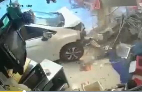 Hình ảnh chiếc xe đột ngột lao thẳng tiệm bánh mì.