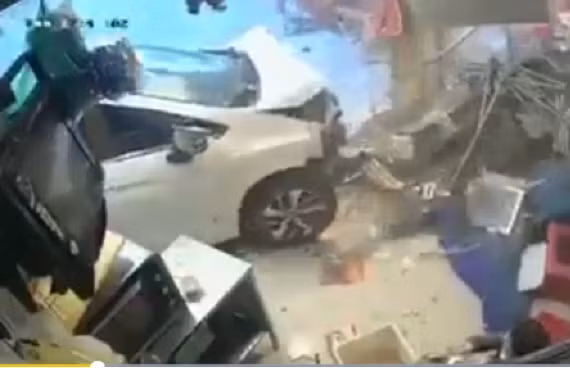 Hình ảnh chiếc xe đột ngột lao thẳng tiệm bánh mì.