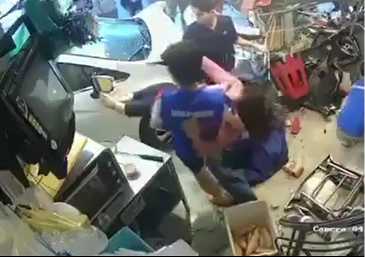 Vụ tai nạn khiến 6 người phải nhập viện, trong đó 2 trẻ em bị trầy xước, 4 người lớn bị gãy xương.