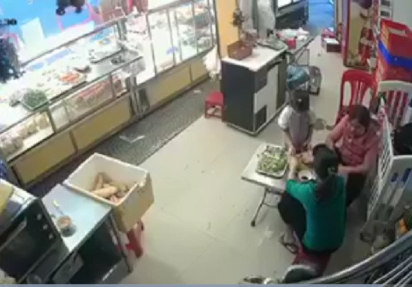 Thời điểm xảy ra vụ tai nạn, bên trong tiệm bánh mì có 2 phụ nữ đứng bán tại quầy, 1 phụ nữ khác đang làm rau sống và 2 trẻ em vui chơi. Bên ngoài tiệm bánh mì đang có 2 khách mua hàng.