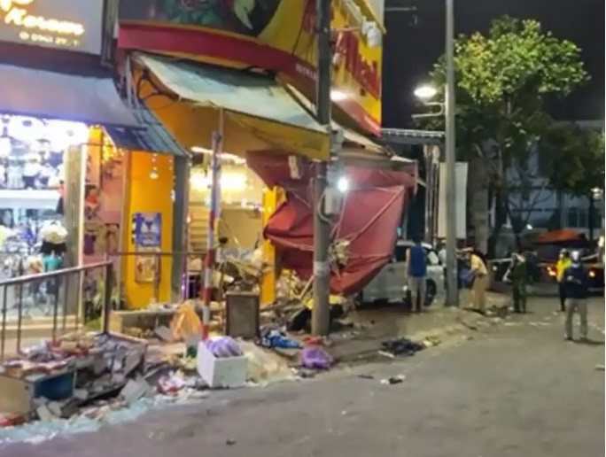 Được biết, trước khi lao vào tiệm bánh mì chiếc xe này cũng đã va chạm với một phương tiện khác trên đường và người lái xe có biểu hiện không làm chủ tốc độ và có nồng độ cồn trong khí thở, luật sư Cường cho rằng, rất có thể người điều khiển phương tiện này đã không làm chủ tốc độ bởi có nồng độ cồn khi tham gia giao thông.