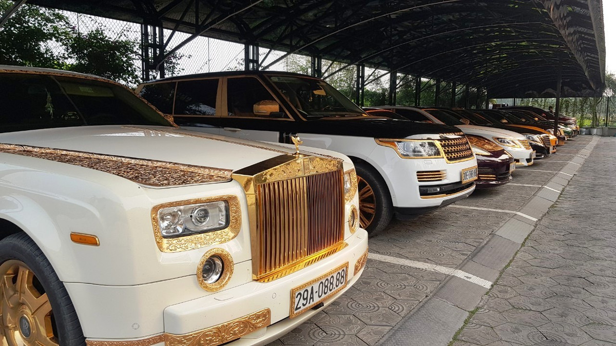 Anh Nguyễn Đình Chiến cũng được biết đến là chủ nhân dàn siêu xe bao gồm Rolls-Royce Phantom, Land Rover Range Rover, Porsche Panamera, Mercedes-Benz S-Class, Bentley Continental Flying Spur, Lexus LS và BMW 4-Series... biển đẹp, mạ vàng.