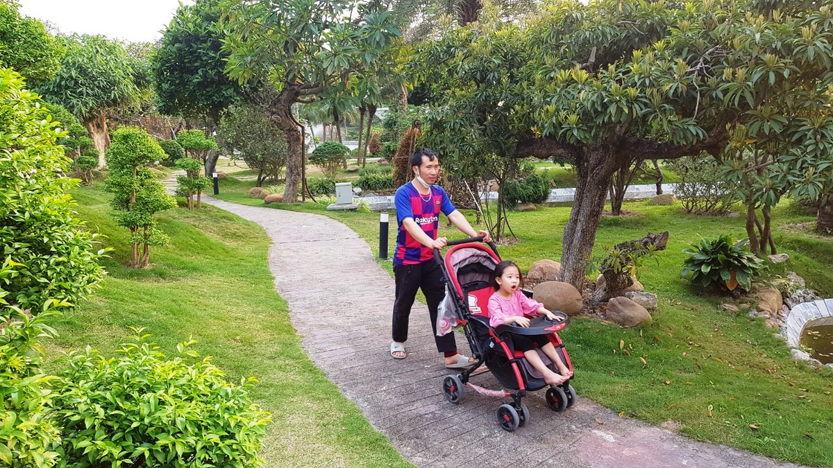 Người dân đi dạo tại khuôn viên.