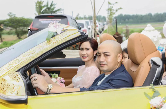 Đồng thời, anh Chiến cũng là chủ nhân bữa tiệc kỷ niệm 15 năm ngày cưới đình đám với sự tham dự của nhiều ca sĩ nổi tiếng.