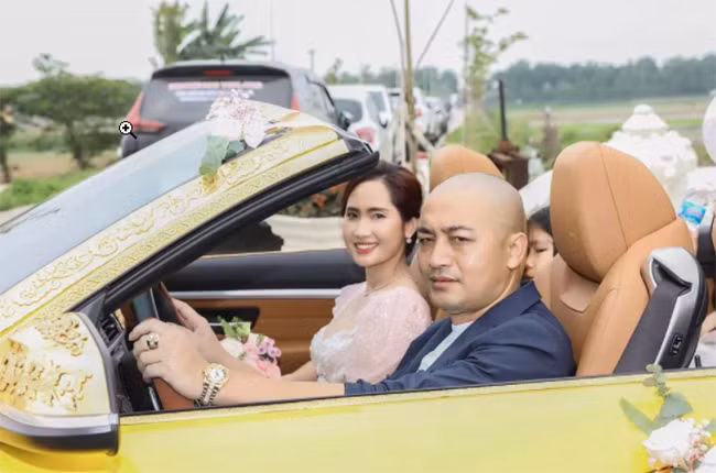 Đồng thời, anh Chiến cũng là chủ nhân bữa tiệc kỷ niệm 15 năm ngày cưới đình đám với sự tham dự của nhiều ca sĩ nổi tiếng.