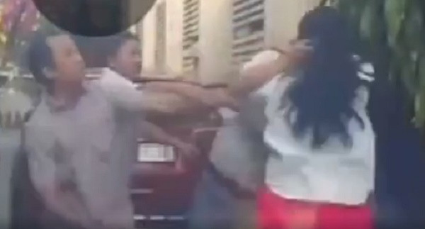 Hành vi đỗ xe cản trở lối đi là hành vi vi phạm quy định về tham gia giao thông đường bộ, hành vi này có thể bị xử phạt hành chính. Hành vi vi phạm như vậy ảnh hưởng đến hoạt động giao thông nói chung và ảnh hưởng trực tiếp đến những người tham gia giao thông tại khu vực đó nói riêng. Do đó, việc nhắc nhở về việc đỗ xe không đúng quy định là điều tốt, nhưng những người này không những không thực hiện, không tuân thủ pháp luật mà còn chửi bới, xúc phạm, đánh đập những người đã nhắc nhở mình gây mất an ninh trật tự.