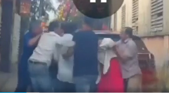 Điều đáng chú ý là trong nhóm người đã hành hung nạn nhân thì được cho có người là cán bộ công an. Nếu xác minh cho thấy, đây là cán bộ công an, người hiểu biết pháp luật, đáng nhẽ phải là người tuân thủ pháp luật và động viên những người khác chấp hành pháp luật nhưng không những không chấp hành mà lại còn có hành vi hành hung người phụ nữ đã nhắc nhở mình.