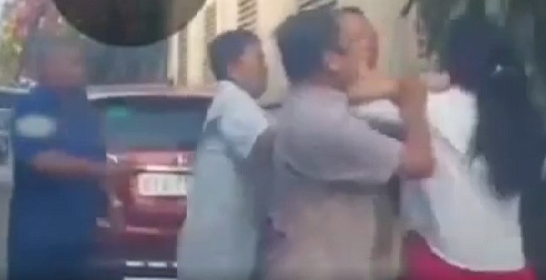 Hành vi này không chỉ xâm phạm đến sức khỏe, danh dự nhân phẩm của công dân mà còn gây mất an ninh trật tự. Bởi vậy, tùy vào hậu quả xảy ra mà những người vi phạm sẽ bị phạt hành chính hoặc bị truy cứu trách nhiệm hình sự. Trường hợp có thương tích xảy ra hoặc hành vi ảnh hưởng nghiêm trọng đến danh dự nhân phẩm của người khácm căn cứ vào quy định tại điều 155 bộ luật tố tụng hình sự, khi có đơn đề nghị xử lý của nạn nhân thì cơ quan điều tra có thể xem xét xử lý hình sự về tội cố Ý gây thương tích, tội làm nhục người khác theo quy định của pháp luật.