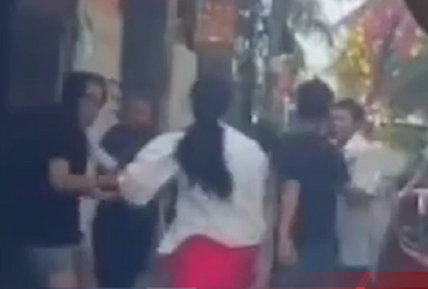 Nội dung đoạn clip cho thấy, nhóm người có cả nam lẫn nữ xảy ra xô xát. Đáng chú ý, theo nội dung clip, trong tình huống lộn xộn có một người đàn ông được cho là cán bộ của một phòng nghiệp vụ thuộc công an tỉnh Bình Dương xô xát với một số người. Hình ảnh clip còn ghi nhận cảnh người đàn ông này giữ tay, giật cùi chỏ, khống chế một phụ nữ.