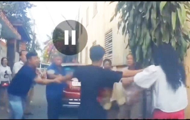 Trao đổi với PV Báo Tri thức và Cuộc sống về sự việc trên, tiến sĩ, luật sư Đặng Văn Cường – Đoàn Luật sư TP Hà Nội cho rằng, hành vi của nhóm người đã hành hung người phụ nữ khi bị nhắc nhở về việc đậu xe chắn lối đi là hành vi có tính chất côn đồ, xâm phạm đến sức khỏe, danh dự nhân phẩm của người khác và gây mất an ninh trật tự. Bởi vậy, trường hợp kết quả xác minh cho thấy nạn nhân có thương tích và có yêu cầu, cơ quan điều tra có thể khởi tố vụ án hình sự về tội cố ý gây thương tích theo quy định tại điều 134 bộ luật hình sự năm 2015, sửa đổi bổ sung năm 2017.