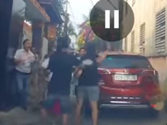 Hành hung phụ nữ khi bị nhắc đỗ xe, cán bộ CA Bình Dương có bị kỷ luật? - Hình 2 Hanh hung phu nu khi bi nhac do xe, can bo CA Binh Duong co bi ky luat?-Hinh-2