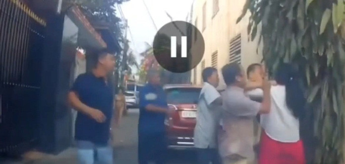 Chia sẻ của bà N.T. trên trang Facebook cá nhân, sự việc xảy ra vào khoảng 16h ngày 11/4 trên đường An Thạnh 14, phường An Thạnh, TP Thuận An. Khi bà T. đi xe về nhà mẹ ruột thì thấy trong con hẻm có hai xe hơi đậu chiếm lối đi, không thể đi chuyển vào nhà nhưng khi được nhắc nhở thì nhóm người là chủ xe xảy ra xô xát, có lời nói thách thức với vợ chồng bà. Theo bà T., một người đàn ông trong nhóm chủ xe nói "mày ngon thì cứ gọi công an lên đi, tao công an nè". 