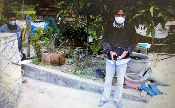  Khởi tố người đàn ông đâm chết em trai. Công an tỉnh Quảng Nam vừa khởi tố bị can, bắt giam Trần Đình Nhựt (48 tuổi, xã Quế Phong, huyện Quế Sơn, tỉnh Quảng Nam) về tội giết người. Tối 6/4, ông Nhựt xảy ra mâu thuẫn, cãi nhau với cha. Sau đó, người này xích mích với em trai là ông Trần Đình Thương (33 tuổi). Nhựt cầm kéo đâm vào ngực em trai khiến ông Thương gục ngã và tử vong.