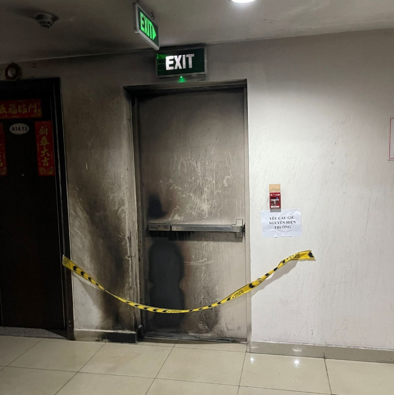  Điều tra vụ cháy nghi dùng xăng đốt tại tầng 14 chung cư An Phú. Ngày 16/4, Công an quận 6, TP HCM cùng BQL Chung cư An Phú (đường Hậu Giang, phường 11) điều tra làm rõ vụ cháy căn hộ trên tầng 14, block A do nghi ngờ đây là một vụ phóng hỏa. Sau khi vụ cháy xảy ra sáng 14/4, cơ quan chức năng phát hiện mùi xăng bốc lên và 3 vỏ chai nhựa chứa xăng tại khu vực lối thoát hiểm. Trích xuất camera cho thấy, thời điểm cháy có 3 người rời khỏi khu vực tầng 14 bằng thang bộ. Một camera khác ghi nhận được hình ảnh một người tạt xăng, châm lửa đốt.