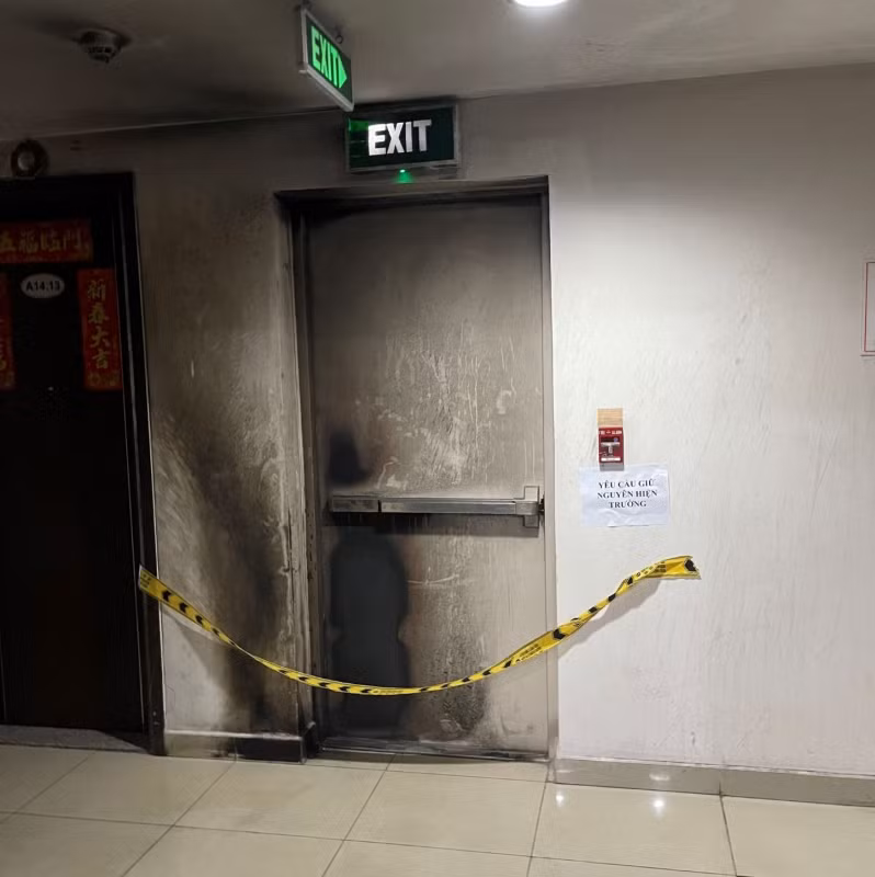  Điều tra vụ cháy nghi dùng xăng đốt tại tầng 14 chung cư An Phú. Ngày 16/4, Công an quận 6, TP HCM cùng BQL Chung cư An Phú (đường Hậu Giang, phường 11) điều tra làm rõ vụ cháy căn hộ trên tầng 14, block A do nghi ngờ đây là một vụ phóng hỏa. Sau khi vụ cháy xảy ra sáng 14/4, cơ quan chức năng phát hiện mùi xăng bốc lên và 3 vỏ chai nhựa chứa xăng tại khu vực lối thoát hiểm. Trích xuất camera cho thấy, thời điểm cháy có 3 người rời khỏi khu vực tầng 14 bằng thang bộ. Một camera khác ghi nhận được hình ảnh một người tạt xăng, châm lửa đốt.