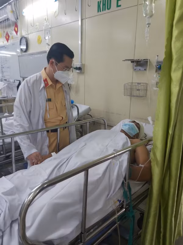 Thiếu tá CSGT bị đối tượng vi phạm giao thông tông. Khoảng 4h sáng 16/4, tổ công tác thuộc Phòng CSGT Công an Tiền Giang tuần tra trên quốc lộ 1A. Tại Km1966+500 (xã Long An, huyện Châu Thành) phát hiện xe mô tô BKS 71B2-88808 do Võ Nhựt Hùng (SN 1996, quê Bến Tre) điều khiển chở theo Hoàng (SN 1995) lưu thông trên QL1A đi không đúng làn đường nên ra hiệu lệnh dừng xe. Hùng không chấp hành hiệu lệnh mà tăng ga tông thẳng vào tổ công tác khiến thiếu tá Trần Hoàng Nghĩa (tổ trưởng) ngã đập đầu xuống đường. Chẩn đoán bị chấn thương sọ não, gãy xương hàm, Thiếu tá Nghĩa được chuyển vào bệnh viện Chợ Rẫy chữa trị.