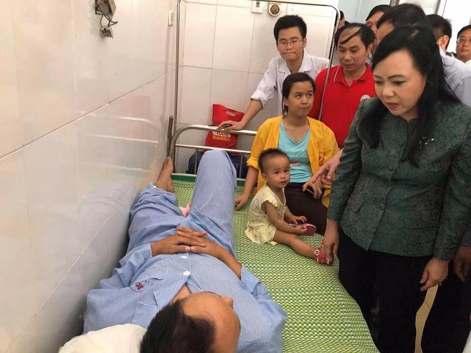 Bo truong Y te yeu cau dieu tri mien phi nan nhan tai nan tau hoa-Hinh-2
