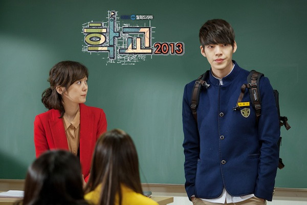 Trong School 2013, Jang Nara đóng cùng loạt diễn viên trẻ vừa vào nghề như Kim Woo Bin, Lee Jong Suk, Lee Se Young... Sau 5 năm, các diễn viên tân binh trong bộ phim đều đã trở thành những ngôi sao hàng đầu.