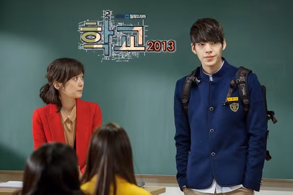 Trong School 2013, Jang Nara đóng cùng loạt diễn viên trẻ vừa vào nghề như Kim Woo Bin, Lee Jong Suk, Lee Se Young... Sau 5 năm, các diễn viên tân binh trong bộ phim đều đã trở thành những ngôi sao hàng đầu.