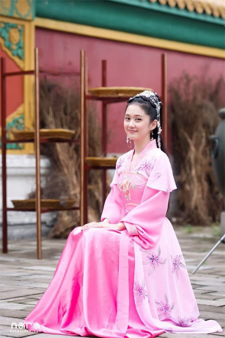 Sau thành công của Công chúa bướng bỉnh, loạt phim Xin chào Thượng Hải, Thái y nghịch ngợm, Kiệu hoa... do cô đóng chính đều được chào đón nồng nhiệt tại thị trường Trung Quốc. Tranh thủ sự quan tâm khán giả đất nước tỷ dân dành cho mình, cô còn cho ra mắt một số CD ca nhạc bằng tiếng Trung.