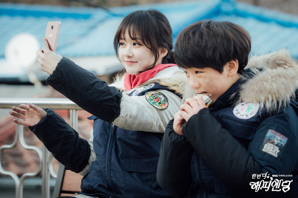 One More Happy Ending phát sóng vào năm 2016 tiếp tục khiến khán giả Hàn Quốc ngỡ ngàng vì nhan sắc "trẻ mãi không già" của Jang Nara.