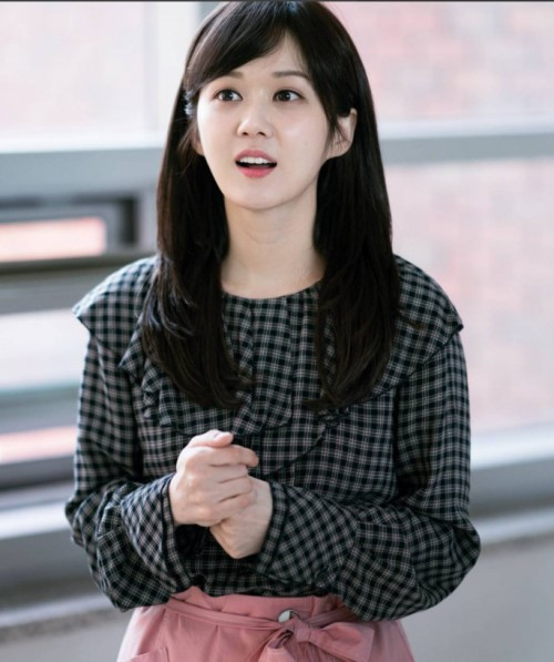 Jang Nara chia sẻ hình ảnh của cô tại trường quay Go Back Couple khiến công chúng không khỏi trầm trồ. Khán giả nhiều lần đùa rằng cô là ma cà rồng nên có khả năng duy trì nhan sắc không thay đổi trong suốt gần 20 năm.