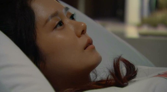 Nhận món quà của tình cũ chồng mà Vy ớn lạnh. Ảnh minh họa