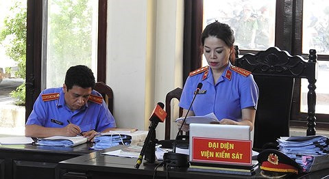 Đại diện Viện kiểm sát xin lỗi bị cáo và luật sư tại tòa. Nguồn ảnh: Infonet